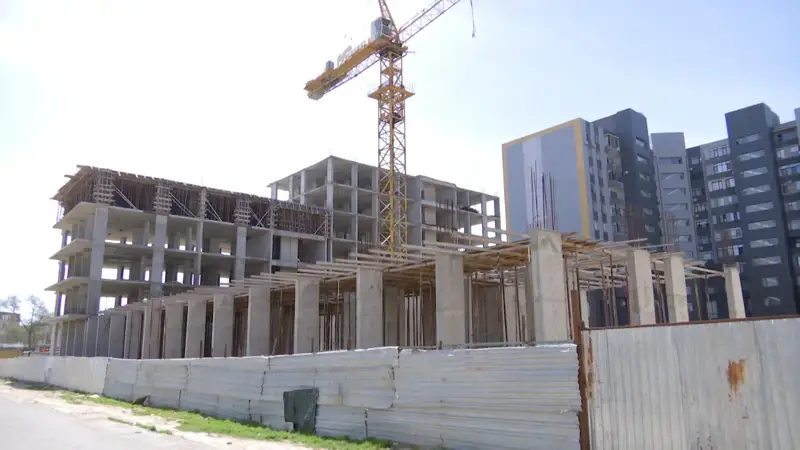Aqtaýda bir top úlesker aımaq basshysynan kómek surap, ákimdikke bardy