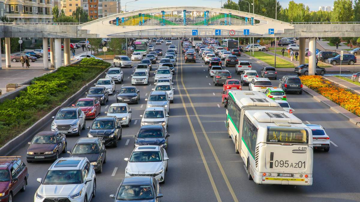 Неліктен автобустар Астананы кептелістен құтқара алмай отыр