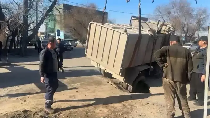 В Семее мусоровоз провалился колесом в асфальт