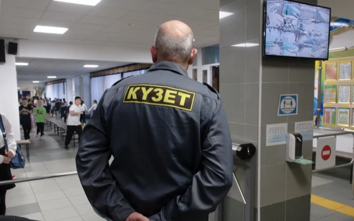 Кто охраняет казахстанские школы и какие изменения планирует внедрить Минпросвещения