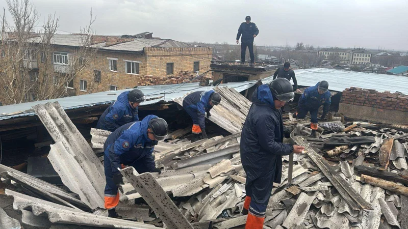 Кровлю с нескольких зданий снесло из-за штормового ветра в Карагандинской области
