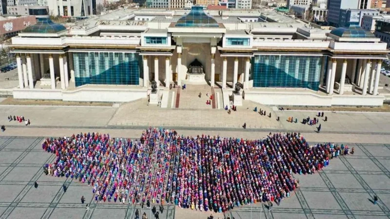 Моңғолиялық оқушылар бір мезетте өлең оқыды