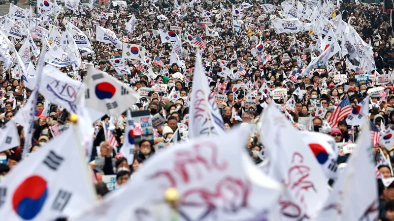 Сторонники президента Южной Кореи вышли на митинги в Сеуле после его импичмента