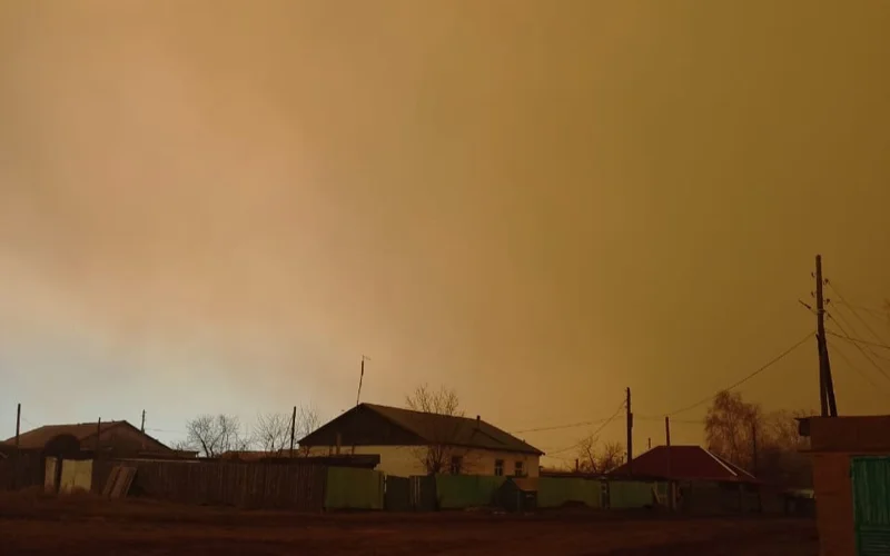 Спасатели тушат природный пожар в Костанайской области
