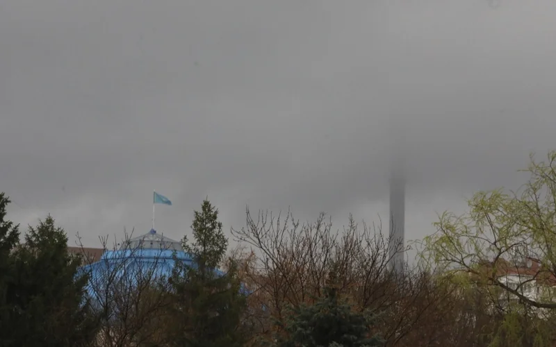 Пыльная буря накрыла Алматы: жители показали последствия