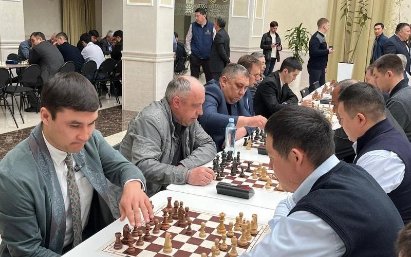 Серик Сапиев сел за шахматную доску