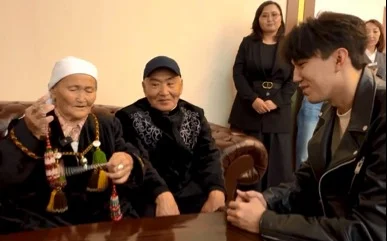 87 жастағы маңғыстаулық кейуана Димаш Құдайбергенге ерекше сый жасады