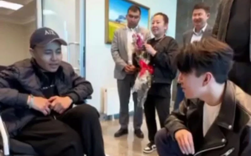 Мечты сбываются: Димаш Кудайберген встретился с особенным поклонником в Актау