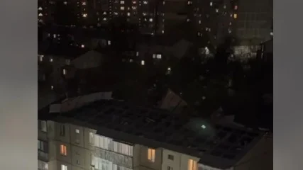 Úıdiń shatyrlary ushyp, aǵashtar qulady: Almatydaǵy daýyl saldary 