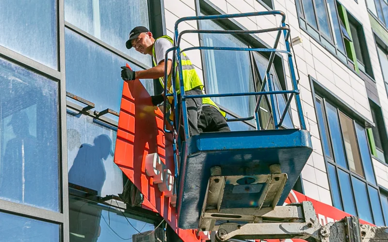 Демонтаж вывески, рабочий