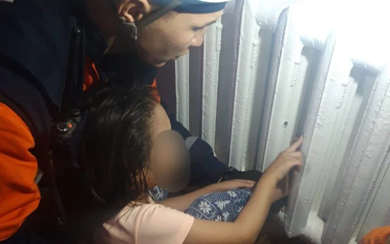 Қызылордада 7 жастағы қыздың аяғы жылу батареясына қысылып қалған 