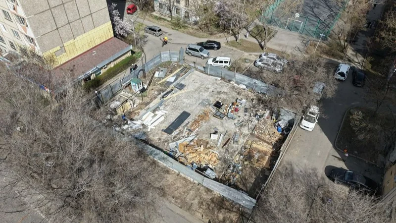 Алматыда заңсыз салынған тағы бір нысан бұзылып жатыр 