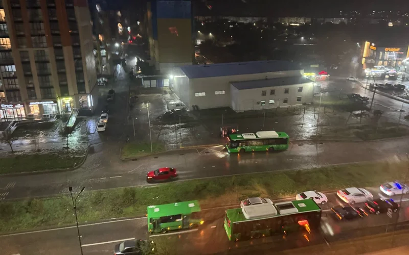 На Алматы обрушились сильный ветер, гроза и дождь