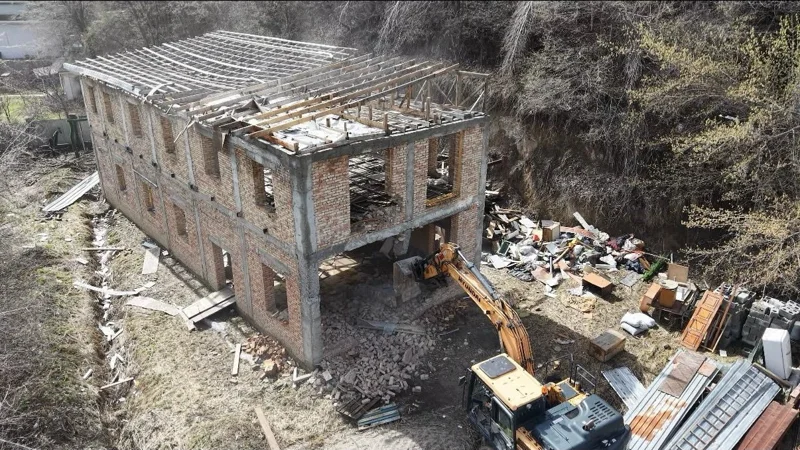 Еще один двухэтажный таунхаус снесли в Алматы