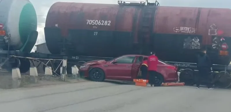Батыс Қазақстанда автокөлік жүк пойызымен соқтығысты
