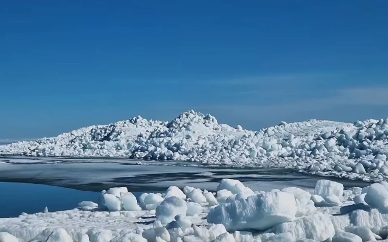 Более тысячи людей наблюдают за активным движением тороса на озере Балхаш