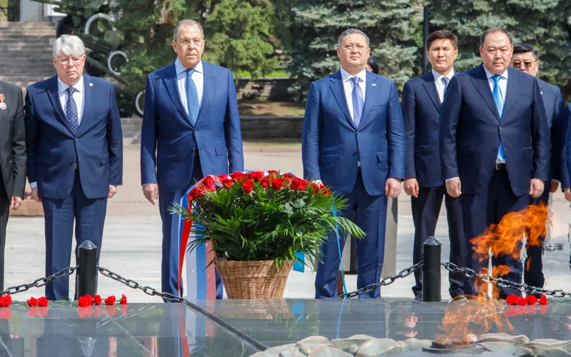 В Алматы к мемориалу в парке 28 панфиловцев возложили цветы