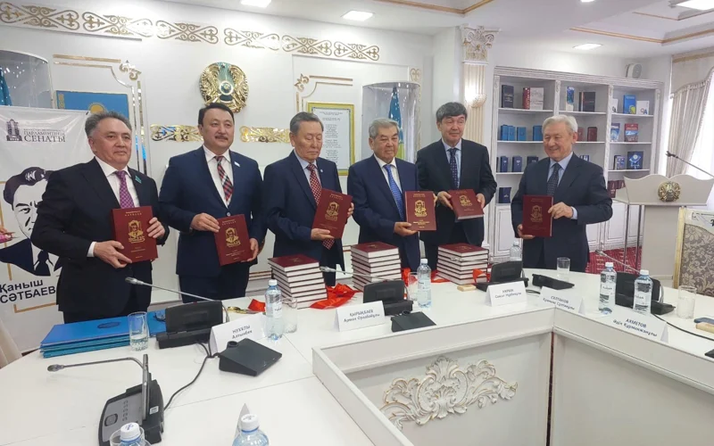 Qanysh Sátbaevtyń 10 tomdyq shyǵarmalar jınaǵy jaryq kórdi