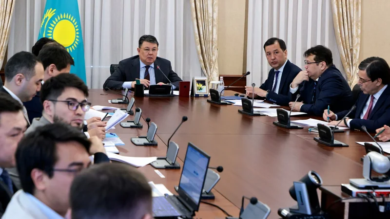 Qanat Bozymbaev óńirlik damý máseleleri boıynsha Jobalyq ofıs otyrysyn ótkizdi 