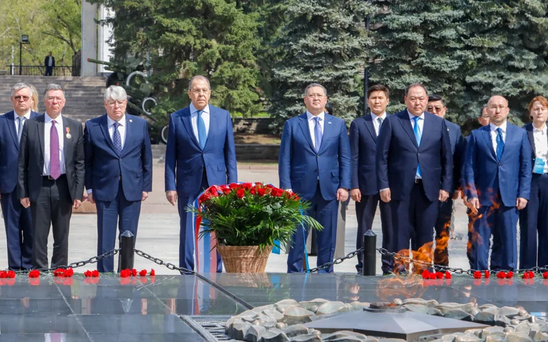 Almatynyń 28 panfılovshy saıabaǵyndaǵy memorıalǵa gúl shoqtary qoıyldy
