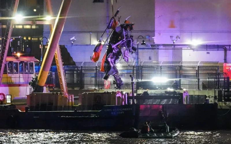 Шесть человек погибли в результате крушения вертолета в Нью-Йорке