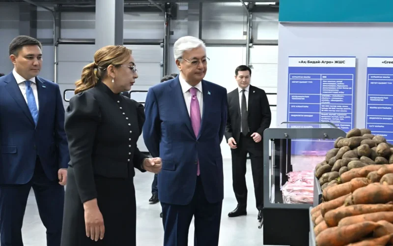 Глава государства посетил современный торгово-логистический центр