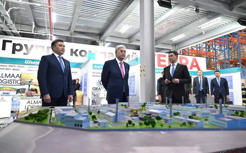 Глава государства посетил современный торгово-логистический центр