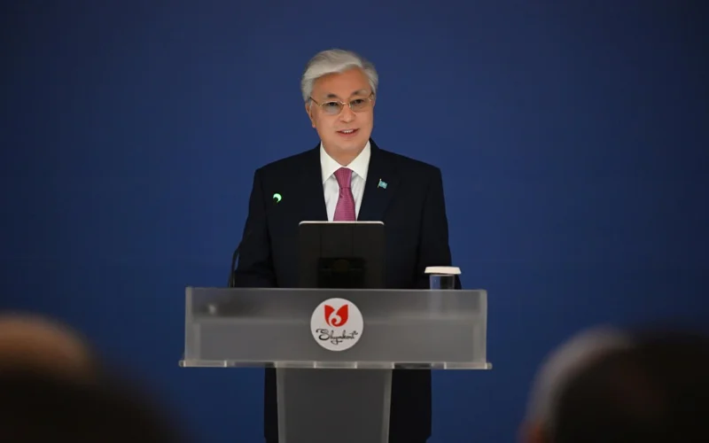 Глава государства выступил на встрече с общественностью города Шымкента