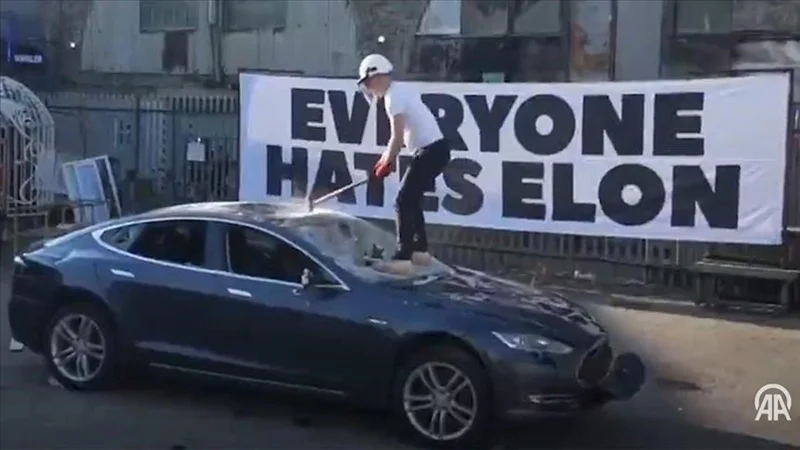 Brıtandyq belsendiler Ilon Maskqa qarsy narazylyq retinde Tesla-ny talqandady