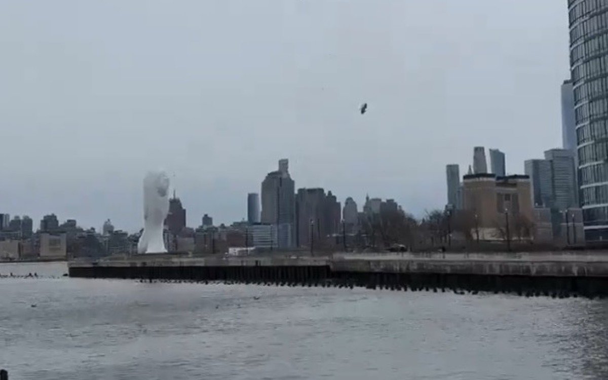 Helicopter crashes into Hudson River in New York City, killing all 6 ...