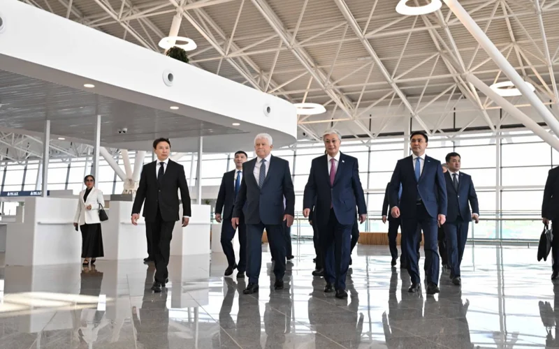Президент осмотрел новый терминал аэропорта Шымкента