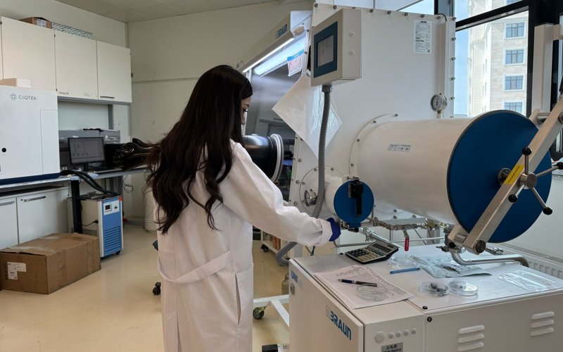 Lunara Rakhymbay, a researcher at the Laboratory of Advanced Materials and Systems for Energy Storage at Nazarbayev University sodium-Ion batteries