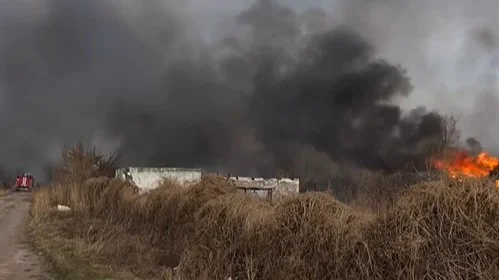 Пожар на дачных участках тушат в Павлодаре