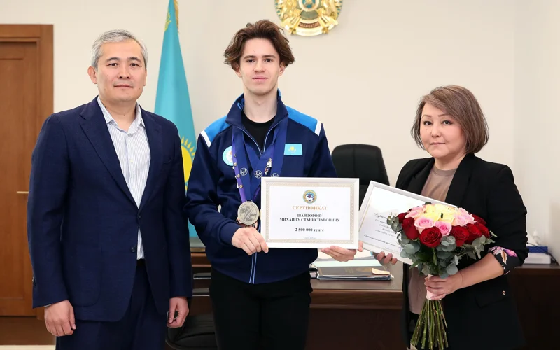 Алматы әкімдігі Михаил Шайдоровқа 2,5 млн теңгенің сертификатын табыстады