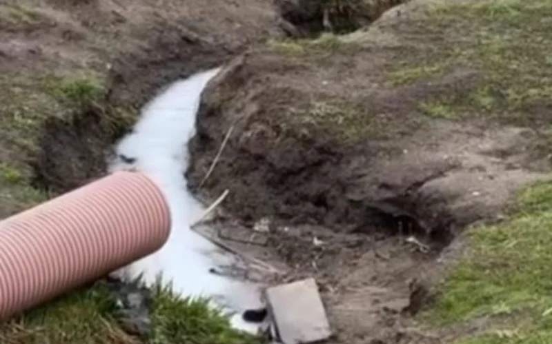 Подозрительный слив из трубы в Тобол напугал костанайцев