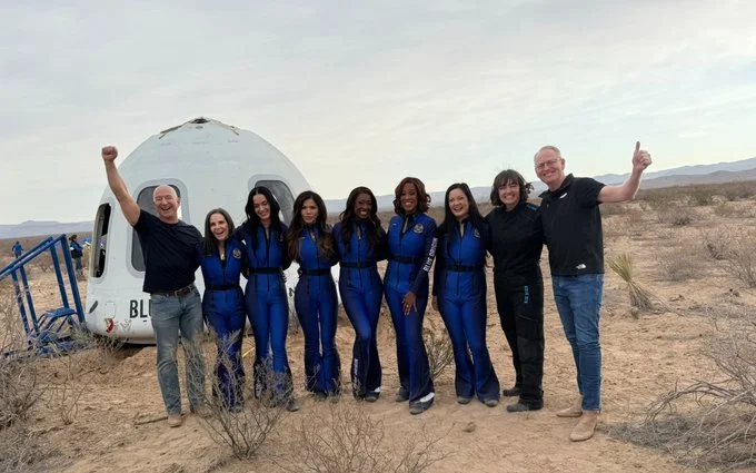 Женский экипаж во главе с невестой Безоса вернулся из космического полета