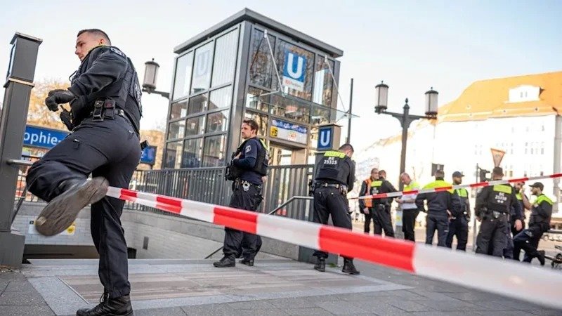 Берлинда пичоқ билан қилинган ҳужумдан сўнг бир киши ҳалок бўлди Берлинда пичоқ билан қилинган ҳужумдан сўнг бир киши ҳалок бўлди