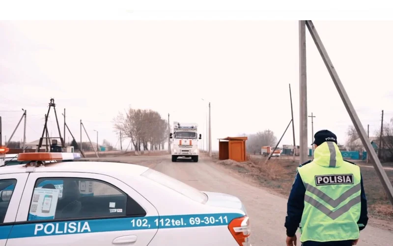 Полиция обеспечивает охрану в эвакуированном селе области Абай
