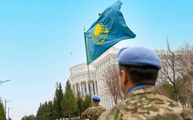Memleket basshysy Ulttyq bitimgerlik kontıngentiniń áskerı qyzmetshilerimen kezdesti