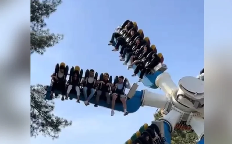 В Алматы аттракцион с людьми застрял в воздухе