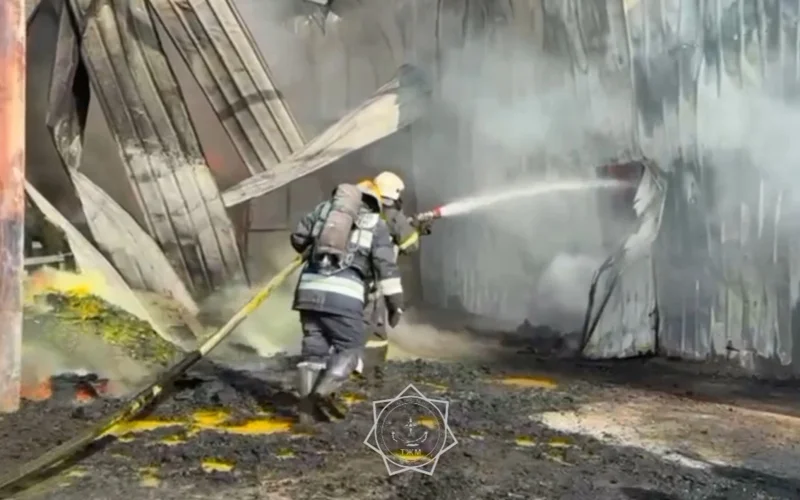 Крупный пожар на складе в Алматы потушен