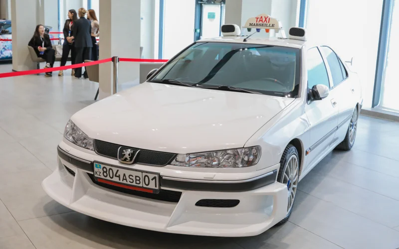 Культовый автомобиль из французского фильма «Такси» представили на выставке в Астане