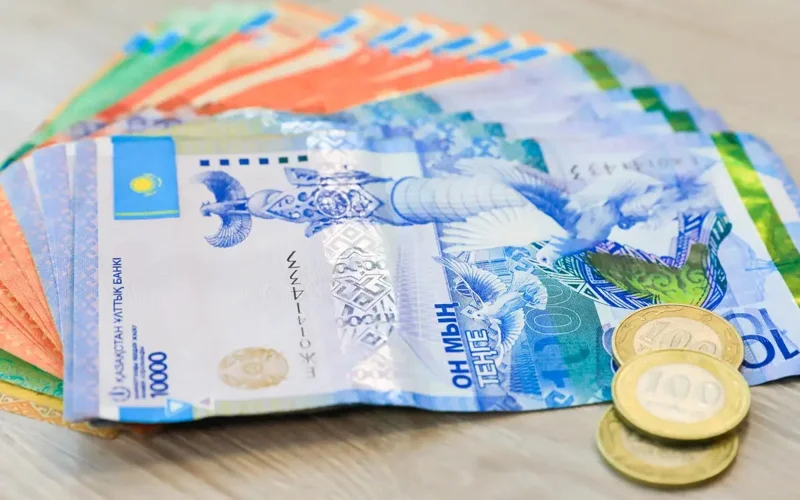 Валюта айирбошлаш шохобчаларида доллар қанча тенгедан сотилмоқда