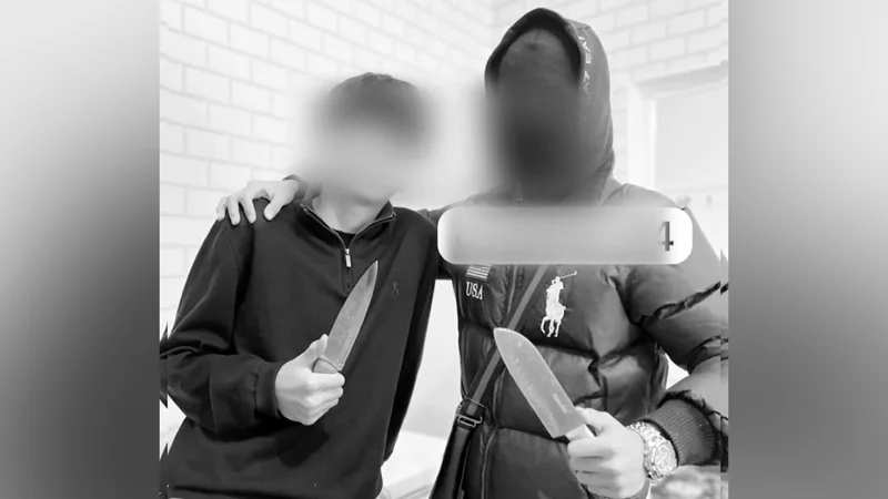 Подростков из Актобе поставили на учет из-за фото с оружием в соцсетях