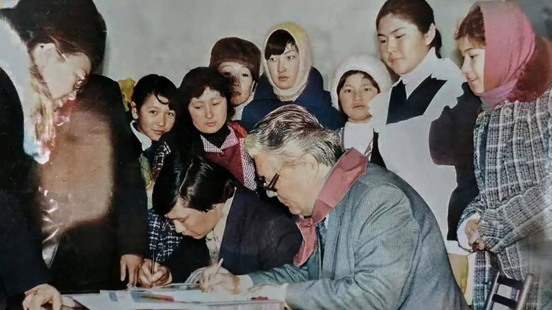 Пресс-секретарь Президента опубликовал архивные фото писателя Кемеля Токаева Пресс-секретарь Президента опубликовал архивные фото писателя Кемеля Токаева