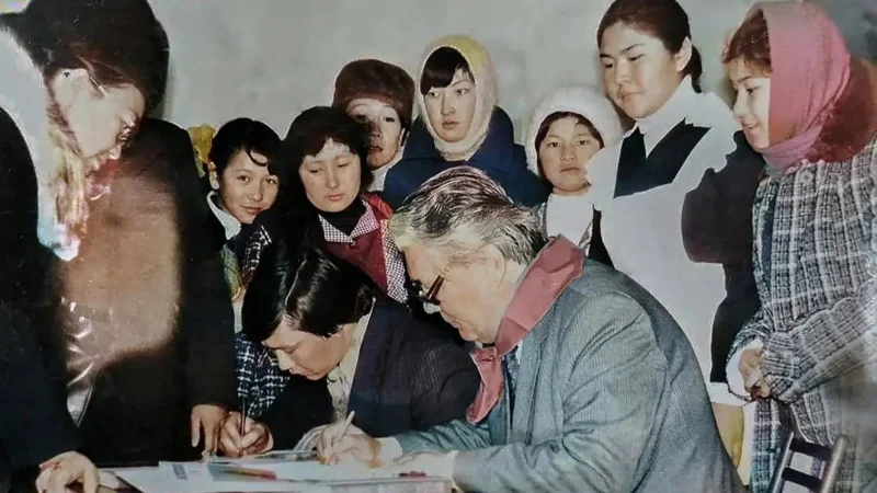 Пресс-секретарь Президента опубликовал архивные фото писателя Кемеля Токаева