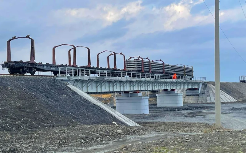 Пролетные строения 90 мостов смонтированы на участке Достык – Мойынты 