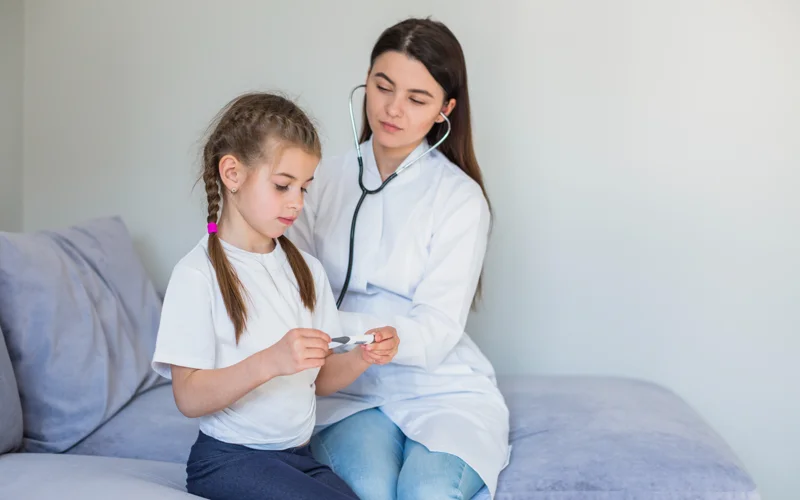 врач прием поликлиника медосмотр девочка ребенок дети педиатр