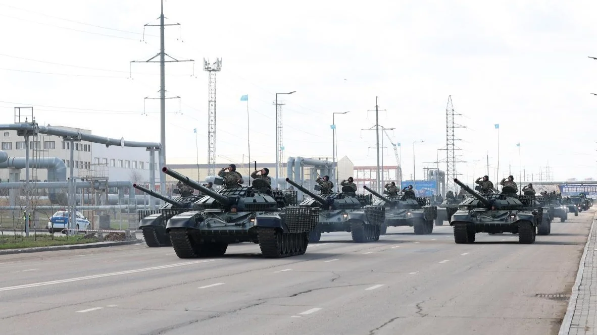 әскери парадқа дайындық