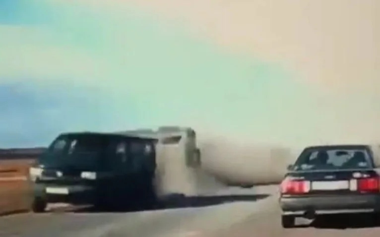 Машина слетела в реку после ДТП: поиски водителя продолжаются в Акмолинской области